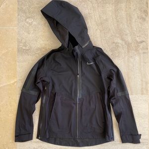 NIKE Shield Windrunner (size S)